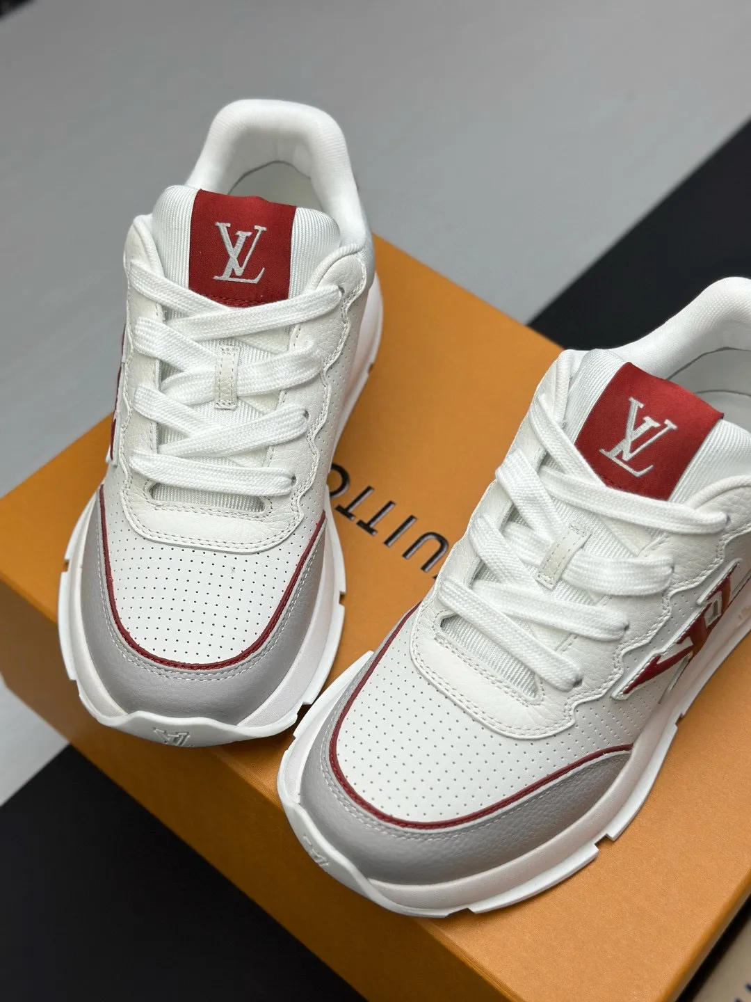 Factory price: 640💰Top version LV-Louis Vuitton-classic catwalk new style original 1:1 developed replica! ! The upper foot is very comfortable. It is made of luxurious materials and fine workmanship. The midsole is printed with English letters "Made in Europe". The upper is made of calfskin imported from Italy. The side is decorated with the brand's LOGO and signature. The latest latex foot pads and mesh lining make the foot feel super comfortable. The original two-color TPU combination outsole is specially provided by the original factory. Bag technology Goodyear stitched edges Fabric: Exclusive custom first-layer cowhide Accessories: Exclusive private model Vuitton logo, lining: Customized silk mesh lining - first-layer silk cowhide lining Outsole: TPU combination outsole wear-resistant, non-slip and anti-yellowing Foot pads: new latex pads-mesh sweat-absorbent Counter technology: fully computerized sewing machine wire drawing Toe box back cover Hot and cold shaping Full set of pull-top last with medium and low logo pattern Counter packaging - Shoelaces, certificates, cards, instructions, certificates, dust bags, the most complete packaging on the Internet, men's size: 38-46 (38/46 customized, non-refundable!)